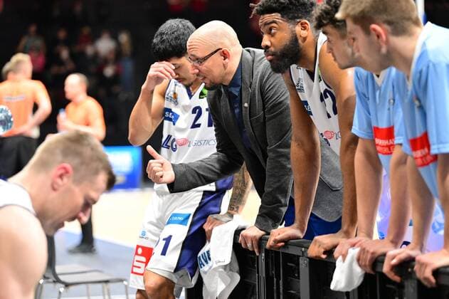 19.03.2022 - Basketball - Saison 2021 2022 - 2. Bundesliga Pro-A - 31. Spieltag: Nürnberg Falcons Basketball Club NBC - Eisbären Bremerhaven - - Allen Ray Smith (Headcoach, Eisbären Bremerhaven) bei Auszeit