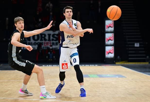 19.03.2022 - Basketball - Saison 2021 2022 - 2. Bundesliga Pro-A - 31. Spieltag: Nürnberg Falcons Basketball Club NBC - Eisbären Bremerhaven - - Christian Feneberg (7, Nürnberg Falcons BC NBC ) Shane Michael Richards (0,, Eisbären Bremerhaven)