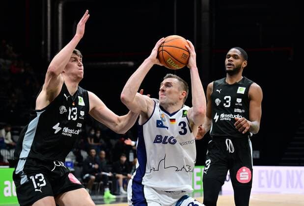19.03.2022 - Basketball - Saison 2021 2022 - 2. Bundesliga Pro-A - 31. Spieltag: Nürnberg Falcons Basketball Club NBC - Eisbären Bremerhaven - - Jonathan Maier (13, Nürnberg Falcons BC NBC ) Robert Oehle (31, Eisbären Bremerhaven)