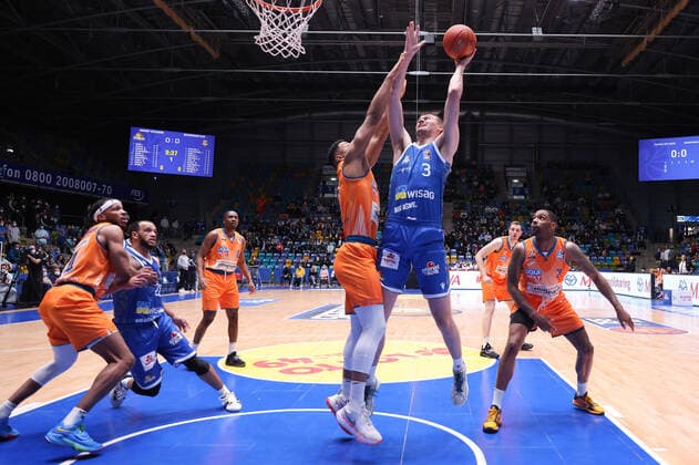 Fraport Skyliners - ratiopharm Ulm, easyCredit-BBL Matt Haarms (Fraport Skyliners, 3) steigt hoch zum Korb, Karim Jallow (Ulm, 35) verteidigt. Basketball-Spiel der easyCredit BBL zwischen den Fraport Skyliners und ratiopharm Ulm am 25. März 2022 in der Ballsporthalle in Frankfurt am Main., Frankfurt am Main Hessen Deutschland Ballsporthalle