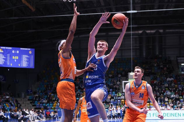 Fraport Skyliners - ratiopharm Ulm, easyCredit-BBL Matt Haarms (Fraport Skyliners, 3) gegen Jaron Blossomgame (Ulm, 4). Basketball-Spiel der easyCredit BBL zwischen den Fraport Skyliners und ratiopharm Ulm am 25. März 2022 in der Ballsporthalle in Frankfurt am Main., Frankfurt am Main Hessen Deutschland Ballsporthalle