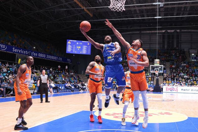 Fraport Skyliners - ratiopharm Ulm, easyCredit-BBL Quantez Robertson (Fraport Skyliners, 23) gegen Karim Jallow (Ulm, 35). Basketball-Spiel der easyCredit BBL zwischen den Fraport Skyliners und ratiopharm Ulm am 25. März 2022 in der Ballsporthalle in Frankfurt am Main., Frankfurt am Main Hessen Deutschland Ballsporthalle