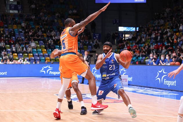Fraport Skyliners - ratiopharm Ulm, easyCredit-BBL Quantez Robertson (Fraport Skyliners, 23) gegen Sean Evans (Ulm, 6). Basketball-Spiel der easyCredit BBL zwischen den Fraport Skyliners und ratiopharm Ulm am 25. März 2022 in der Ballsporthalle in Frankfurt am Main., Frankfurt am Main Hessen Deutschland Ballsporthalle