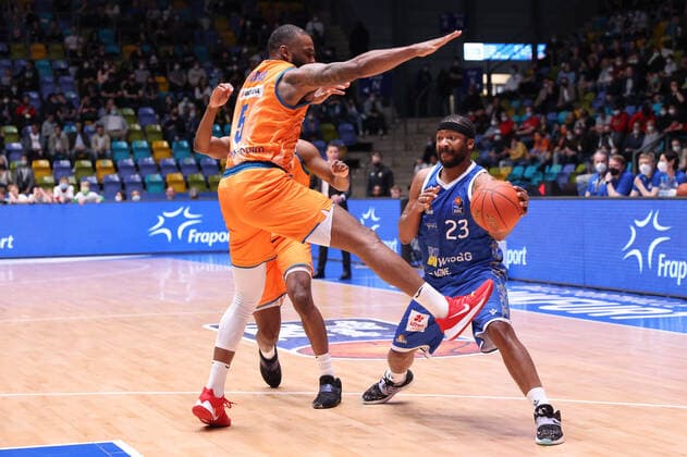 Fraport Skyliners - ratiopharm Ulm, easyCredit-BBL Quantez Robertson (Fraport Skyliners, 23) gegen Sean Evans (Ulm, 6). Basketball-Spiel der easyCredit BBL zwischen den Fraport Skyliners und ratiopharm Ulm am 25. März 2022 in der Ballsporthalle in Frankfurt am Main., Frankfurt am Main Hessen Deutschland Ballsporthalle