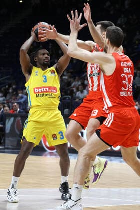 DEU, EuroLeague, ALBA vs. Belgrad, 25.03.2022, Mercedes-Benz-Arena, Berlin, DEU, EuroLeague, ALBA vs. Belgrad, im Bild Jaleen Smith (ALBA Berlin 3), o.Kuzmic (Belgrad 32), O.Dobric (Belgrad 13) Foto: Juergen Engler nordphoto GmbH