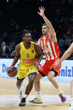 DEU, EuroLeague, ALBA vs. Belgrad, 25.03.2022, Mercedes-Benz-Arena, Berlin, DEU, EuroLeague, ALBA vs. Belgrad, im Bild Jaleen Smith (ALBA Berlin 3), O.Dobric (Belgrad 13) Foto: Juergen Engler nordphoto GmbH
