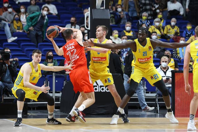 DEU, EuroLeague, ALBA vs. Belgrad, 25.03.2022, Mercedes-Benz-Arena, Berlin, DEU, EuroLeague, ALBA vs. Belgrad, im Bild Jonas Mattisseck (ALBA Berlin 9), Malte Delow (ALBA Berlin 6), Christ Koumadje (ALBA Berlin 21), N.Kalinic (Belgrad 12) Foto: Juergen Engler nordphoto GmbH