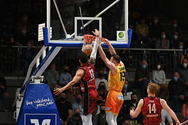 19 Domink Spohr von Phoenix Hagen mit einem Dunk über Ferenc Gille von Bayer Giants Leverkusen Phoenix Hagen vs Bayer Giants Leverkusen, Basketball, 2. Bundesliga ProA, 2021 2022 Saison, 31. Spieltag, 25.03.2022 Hagen