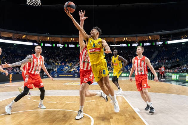 Basketball Berlin 25.03.2022 Saison 2021 2022 Euroleague Regular Season Alba Berlin - Crvena zvezda mts Belgrad Maodo Lo (Alba Berlin, No.00) Ognjen Kuzmic (Belgrad, No.32)