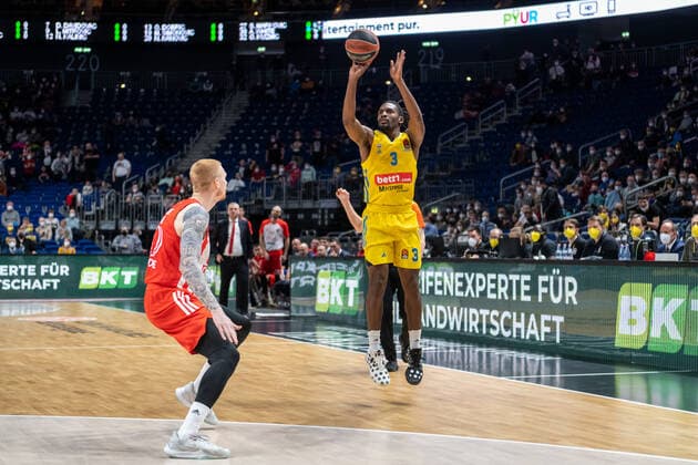 Basketball Berlin 25.03.2022 Saison 2021 2022 Euroleague Regular Season Alba Berlin - Crvena zvezda mts Belgrad Jaleen Smith (Alba Berlin, No.03) Aaron White (Belgrad, No.30)