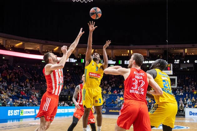 Basketball Berlin 25.03.2022 Saison 2021 2022 Euroleague Regular Season Alba Berlin - Crvena zvezda mts Belgrad Jaleen Smith (Alba Berlin, No.03) Ognjen Dobric (Belgrad, No.13)