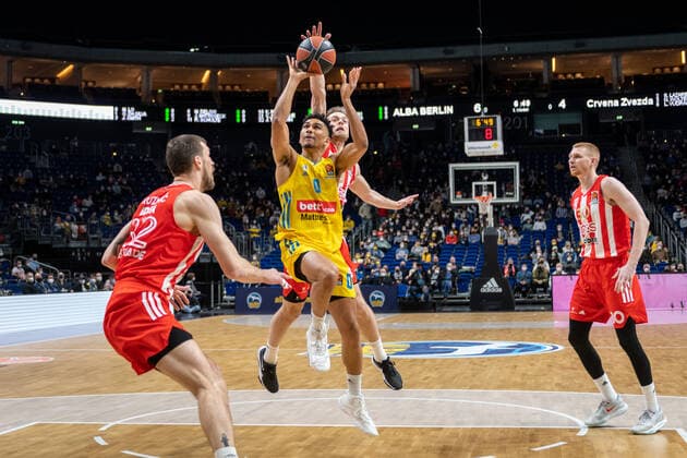 Basketball Berlin 25.03.2022 Saison 2021 2022 Euroleague Regular Season Alba Berlin - Crvena zvezda mts Belgrad Maodo Lo (Alba Berlin, No.00) Nate Wolters (Belgrad, No.03)