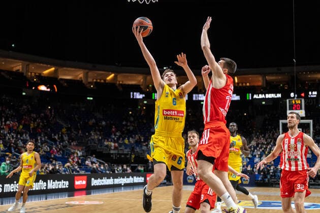 Basketball Berlin 25.03.2022 Saison 2021 2022 Euroleague Regular Season Alba Berlin - Crvena zvezda mts Belgrad Malte Delow (Alba Berlin, No.06) Ognjen Dobric (Belgrad, No.13)