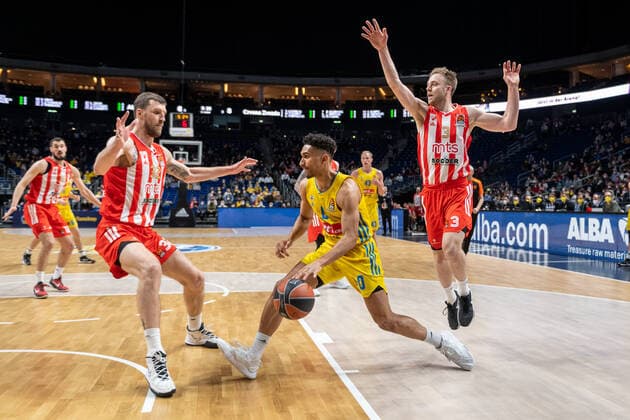 Basketball Berlin 25.03.2022 Saison 2021 2022 Euroleague Regular Season Alba Berlin - Crvena zvezda mts Belgrad Maodo Lo (Alba Berlin, No.00) Ognjen Kuzmic (Belgrad, No.32) Nate Wolters (Belgrad, No.03)