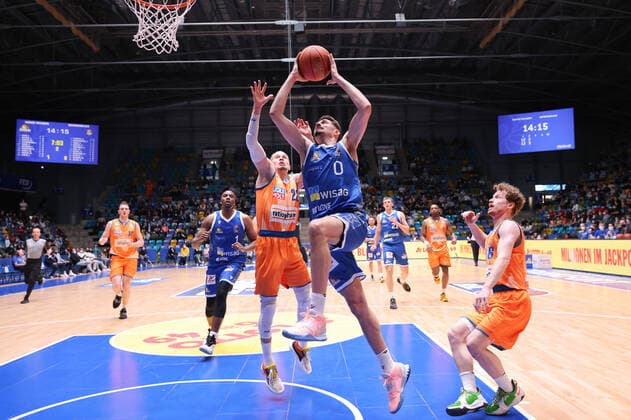 Fraport Skyliners - ratiopharm Ulm, easyCredit-BBL Lukas Wank (Fraport Skyliners, 0) gegen Thomas Klepeisz (Ulm, 22). Basketball-Spiel der easyCredit BBL zwischen den Fraport Skyliners und ratiopharm Ulm am 25. März 2022 in der Ballsporthalle in Frankfurt am Main., Frankfurt am Main Hessen Deutschland Ballsporthalle