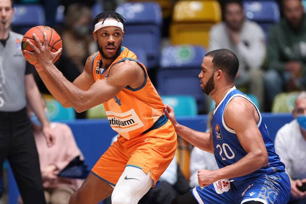 Fraport Skyliners - ratiopharm Ulm, easyCredit-BBL Jaron Blossomgame (Ulm, 4) gegen Rasheed Moore (Fraport Skyliners, 20). Basketball-Spiel der easyCredit BBL zwischen den Fraport Skyliners und ratiopharm Ulm am 25. März 2022 in der Ballsporthalle in Frankfurt am Main., Frankfurt am Main Hessen Deutschland Ballsporthalle