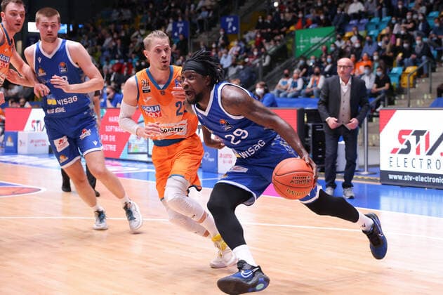 Fraport Skyliners - ratiopharm Ulm, easyCredit-BBL Will Cherry (Fraport Skyliners, 29) zieht an Thomas Klepeisz (Ulm, 22) vorbei. Basketball-Spiel der easyCredit BBL zwischen den Fraport Skyliners und ratiopharm Ulm am 25. März 2022 in der Ballsporthalle in Frankfurt am Main., Frankfurt am Main Hessen Deutschland Ballsporthalle