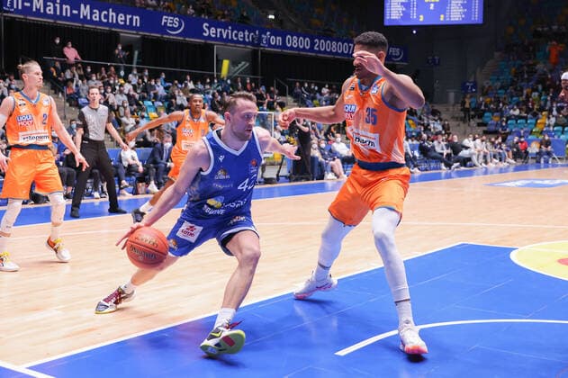 Fraport Skyliners - ratiopharm Ulm, easyCredit-BBL Marcel Ponitka (Fraport Skyliners, 42) gegen Karim Jallow (Ulm, 35). Basketball-Spiel der easyCredit BBL zwischen den Fraport Skyliners und ratiopharm Ulm am 25. März 2022 in der Ballsporthalle in Frankfurt am Main., Frankfurt am Main Hessen Deutschland Ballsporthalle