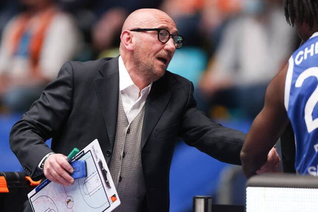 Fraport Skyliners - ratiopharm Ulm, easyCredit-BBL Head Coach Luca Dalmonte (Fraport Skyliners). Basketball-Spiel der easyCredit BBL zwischen den Fraport Skyliners und ratiopharm Ulm am 25. März 2022 in der Ballsporthalle in Frankfurt am Main., Frankfurt am Main Hessen Deutschland Ballsporthalle