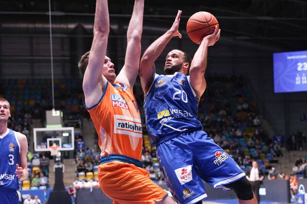Fraport Skyliners - ratiopharm Ulm, easyCredit-BBL Rasheed Moore (Fraport Skyliners, 20) gegen Philipp Herkenhoff (Ulm, 14). Basketball-Spiel der easyCredit BBL zwischen den Fraport Skyliners und ratiopharm Ulm am 25. März 2022 in der Ballsporthalle in Frankfurt am Main., Frankfurt am Main Hessen Deutschland Ballsporthalle