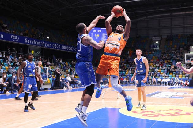 Fraport Skyliners - ratiopharm Ulm, easyCredit-BBL Jaron Blossomgame (Ulm, 4) gegen Rasheed Moore (Fraport Skyliners, 20). Basketball-Spiel der easyCredit BBL zwischen den Fraport Skyliners und ratiopharm Ulm am 25. März 2022 in der Ballsporthalle in Frankfurt am Main., Frankfurt am Main Hessen Deutschland Ballsporthalle