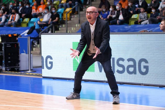 Fraport Skyliners - ratiopharm Ulm, easyCredit-BBL Head Coach Luca Dalmonte (Fraport Skyliners). Basketball-Spiel der easyCredit BBL zwischen den Fraport Skyliners und ratiopharm Ulm am 25. März 2022 in der Ballsporthalle in Frankfurt am Main., Frankfurt am Main Hessen Deutschland Ballsporthalle