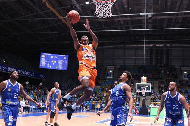Fraport Skyliners - ratiopharm Ulm, easyCredit-BBL Semaj Christon (Ulm, 0) steigt hoch zum Korb. Basketball-Spiel der easyCredit BBL zwischen den Fraport Skyliners und ratiopharm Ulm am 25. März 2022 in der Ballsporthalle in Frankfurt am Main., Frankfurt am Main Hessen Deutschland Ballsporthalle