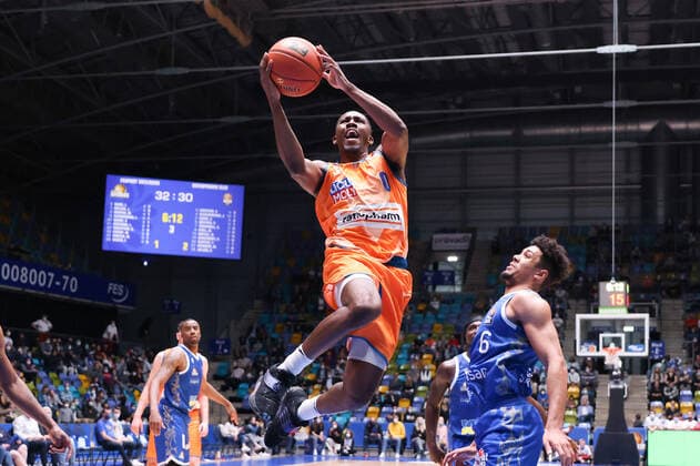Fraport Skyliners - ratiopharm Ulm, easyCredit-BBL Semaj Christon (Ulm, 0) steigt hoch zum Korb. Basketball-Spiel der easyCredit BBL zwischen den Fraport Skyliners und ratiopharm Ulm am 25. März 2022 in der Ballsporthalle in Frankfurt am Main., Frankfurt am Main Hessen Deutschland Ballsporthalle