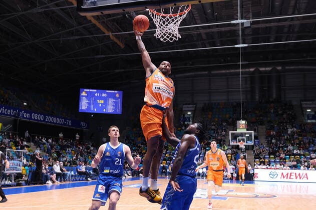 Fraport Skyliners - ratiopharm Ulm, easyCredit-BBL Sindarius Thornwell (Ulm, 7) steigt hoch zum Korb gegen Will Cherry (Fraport Skyliners, 29). Basketball-Spiel der easyCredit BBL zwischen den Fraport Skyliners und ratiopharm Ulm am 25. März 2022 in der Ballsporthalle in Frankfurt am Main., Frankfurt am Main Hessen Deutschland Ballsporthalle