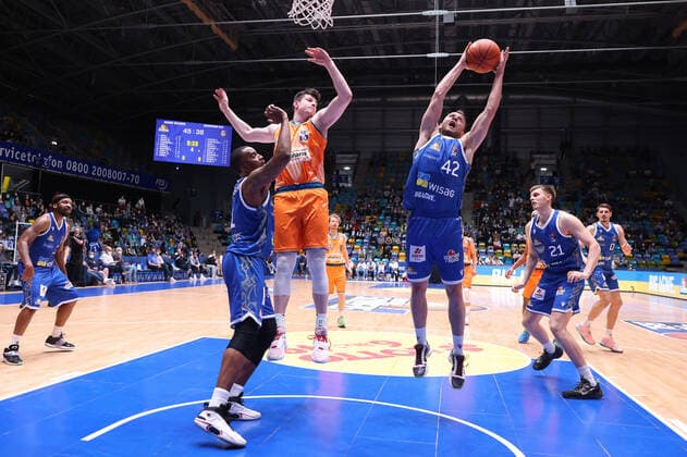 Fraport Skyliners - ratiopharm Ulm, easyCredit-BBL Rebound von Marcel Ponitka (Fraport Skyliners, 42) gegen Nicolas Bretzel (Ulm, 13). Basketball-Spiel der easyCredit BBL zwischen den Fraport Skyliners und ratiopharm Ulm am 25. März 2022 in der Ballsporthalle in Frankfurt am Main., Frankfurt am Main Hessen Deutschland Ballsporthalle