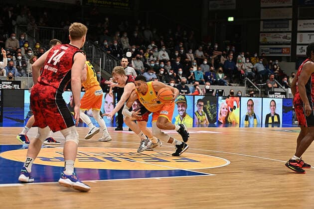 14 Karrington Ward von Phoenix Hagen mit dem aggressiven Zug zum Korb gegen 13 Lennard Winter von Bayer Giants Leverkusen Phoenix Hagen vs Bayer Giants Leverkusen, Basketball, 2. Bundesliga ProA, 2021 2022 Saison, 31. Spieltag, 25.03.2022 Hagen