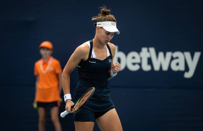 March 25, 2022, MIAMI, FLORIDA, UNITED STATES: Veronika Kudermetova of Russia in action during the second round of the 2022 Miami Open WTA, Tennis Damen 1000 tennis tournament against Dalma Galfi of Hungary MIAMI UNITED STATES - ZUMAa181 20220325_zaa_a181_026 Copyright: xRobxPrangex