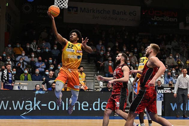 22 Marquise Moore von Phoenix Hagen mit dem Layup Phoenix Hagen vs Bayer Giants Leverkusen, Basketball, 2. Bundesliga ProA, 2021 2022 Saison, 31. Spieltag, 25.03.2022 Hagen