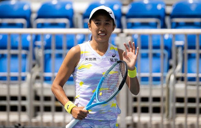 March 25, 2022, MIAMI, FLORIDA, UNITED STATES: Shuai Zhang of China in action during the second round of the 2022 Miami Open WTA, Tennis Damen 1000 tennis tournament against Sorana Cirstea of Romania MIAMI UNITED STATES - ZUMAa181 20220325_zaa_a181_032 Copyright: xRobxPrangex