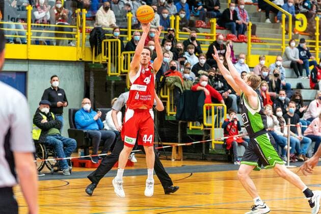 Christopher Jackson Trapp (Uni Baskets Paderborn, 44) und Parker van Dyke (Roemerstrom Gladiators Trier, 4) GER, Uni Baskets Paderborn vs. Roemerstrom Gladiators Trier, Basketball, 2. Bundesliga ProA, Spielzeit 2021 2022, 31.Spieltag, 25.03.2022 Uni Baskets Paderborn vs. Roemerstrom Gladiators Trier, Basketball, 2. Bundesliga ProA, Spielzeit 2021 2022, 31.Spieltag, 25.03.2022 Paderborn Copyright: xEibner-Pressefoto BahhoxKarax EP_BKA