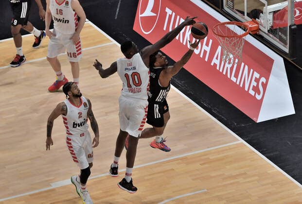 Chris Jones (asvel) vs Moustapha Fall (olympakios) BASKETBALL : LDLC ASVEL vs Olympiakos - Euroligue - 25 03 2022 FredericChambert Panoramic 