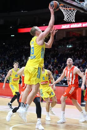 DEU, EuroLeague, ALBA vs. Belgrad, 25.03.2022, Mercedes-Benz-Arena, Berlin, DEU, EuroLeague, ALBA vs. Belgrad, im Bild Luke Sikma (ALBA Berlin 43), L.Davidovac (Belgrad 7) Foto: Juergen Engler nordphoto GmbH