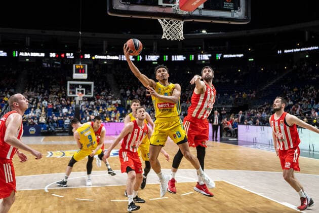 Sport Bilder des Tages Basketball Berlin 25.03.2022 Saison 2021 2022 Euroleague Regular Season Alba Berlin - Crvena zvezda mts Belgrad Maodo Lo (Alba Berlin, No.00) Stefan Lazarevic (Belgrad, No.02)