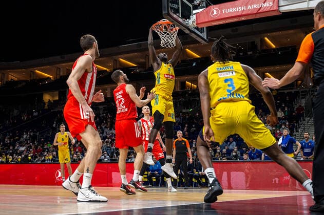 Basketball Berlin 25.03.2022 Saison 2021 2022 Euroleague Regular Season Alba Berlin - Crvena zvezda mts Belgrad Christ Koumadje (Alba Berlin, No.21) Nikola Kalinic (Belgrad, No.12)