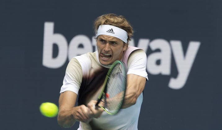 Sport Bilder des Tages Alexander Zverev from Germany returns a two handed backhand shot to Borna Coric from Croatia at the Miami Open in the Hard Rock Stadium in Miami Gardens, Florida, on Friday, March 25, 2022. Zverev defeated Coric 6-4, 3-6, 6-4 in three sets.  MIA20220325120 GARYxIxROTHSTEIN