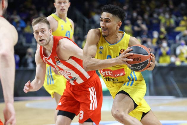 DEU, EuroLeague, ALBA vs. Belgrad, 25.03.2022, Mercedes-Benz-Arena, Berlin, DEU, EuroLeague, ALBA vs. Belgrad, im Bild Maodo Lo (ALBA Berlin 0), Nate Wolters (Belgrad 3) Foto: Juergen Engler nordphoto GmbH