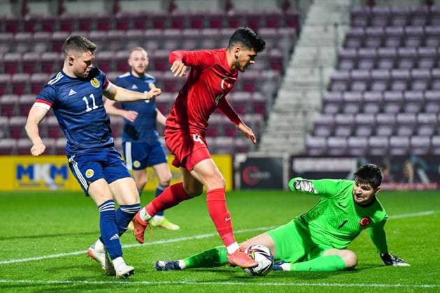 Scotland v Turkey U21, U 21 UEFA EUROPEAN CHAMPIONSHIPS 25 03 2022. Qualifier Turkey s Furkan Bayir shields the ball from Scotland s Glenn Middleton as Turkey s goalkeeper claims the ball Ersin Destanoglu during the U21 UEFA EUROPEAN CHAMPIONSHIPS qualification match between Scotland and Turkey at Tynecastle Park, Edinburgh, Scotland on 25 March 2022. Editorial use only , Copyright: xMalcolmxMackenziex PSI-14952-0033