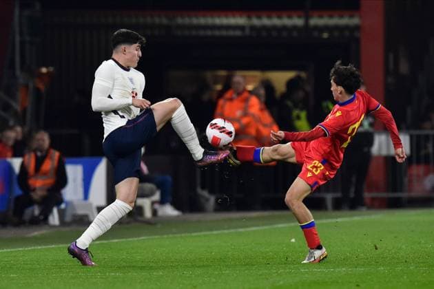 England v Andorra U21, U 21 UEFA EUROPEAN CHAMPIONSHIPS 25 03 2022. 2023 Qualifier Valentino Livramento of England battles for possession with Ot Remolins of Andora during the 2023 U21 UEFA EUROPEAN CHAMPIONSHIPS QUALIFICATION match between England and Andorra at the Vitality Stadium, Bournemouth, England on 25 March 2022. Bournemouth Vitality Stadium Dorset England Editorial use only , Copyright: xGrahamxHuntx PSI-14935-0175