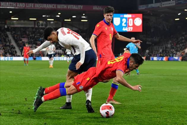 England v Andorra U21, U 21 UEFA EUROPEAN CHAMPIONSHIPS 25 03 2022. 2023 Qualifier Valentino Livramento of England battles for possession with Eric Vales of Andora during the 2023 U21 UEFA EUROPEAN CHAMPIONSHIPS QUALIFICATION match between England and Andorra at the Vitality Stadium, Bournemouth, England on 25 March 2022. Bournemouth Vitality Stadium Dorset England Editorial use only , Copyright: xGrahamxHuntx PSI-14935-0183