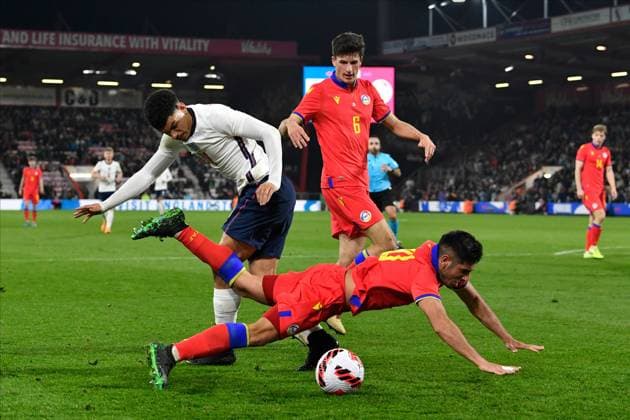 England v Andorra U21, U 21 UEFA EUROPEAN CHAMPIONSHIPS 25 03 2022. 2023 Qualifier Valentino Livramento of England battles for possession with Eric Vales of Andora during the 2023 U21 UEFA EUROPEAN CHAMPIONSHIPS QUALIFICATION match between England and Andorra at the Vitality Stadium, Bournemouth, England on 25 March 2022. Bournemouth Vitality Stadium Dorset England Editorial use only , Copyright: xGrahamxHuntx PSI-14935-0184