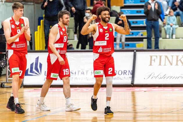 Badu Buck (Uni Baskets Paderborn, 2) Vincent Neugebauer (Uni Baskets Paderborn, 9) Johannes Konradt (Uni Baskets Paderborn, 19) GER, Uni Baskets Paderborn vs. Roemerstrom Gladiators Trier, Basketball, 2. Bundesliga ProA, Spielzeit 2021 2022, 31.Spieltag, 25.03.2022 Uni Baskets Paderborn vs. Roemerstrom Gladiators Trier, Basketball, 2. Bundesliga ProA, Spielzeit 2021 2022, 31.Spieltag, 25.03.2022 Paderborn Copyright: xEibner-Pressefoto BahhoxKarax EP_BKA