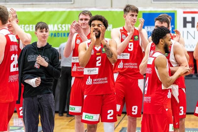 Badu Buck (Uni Baskets Paderborn, 2) Jordan Livingston Barnes (Uni Baskets Paderborn, 4) Vincent Neugebauer (Uni Baskets Paderborn, 9) GER, Uni Baskets Paderborn vs. Roemerstrom Gladiators Trier, Basketball, 2. Bundesliga ProA, Spielzeit 2021 2022, 31.Spieltag, 25.03.2022 Uni Baskets Paderborn vs. Roemerstrom Gladiators Trier, Basketball, 2. Bundesliga ProA, Spielzeit 2021 2022, 31.Spieltag, 25.03.2022 Paderborn Copyright: xEibner-Pressefoto BahhoxKarax EP_BKA
