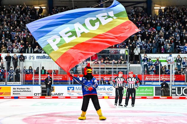 Bilder des Jahres 2022, Sport 03 März Sport Themen der Woche KW12 Sport Bilder des Tages Icey (Maskottchen, Iserlohn Roosters, 94), Peace-Flag, Friedens-Flagge, Feature, Symbolfoto, Iserlohn Roosters vs. Augsburger Panther, Penny-DEL, Eishockey Hauptrundenspiel, Saison 2021 2022, 25.03.2022, Iserlohn Roosters vs. Augsburger Panther, Penny-DEL, 25.03.2022, Foto: Jonas Brockmann Eibner Pressefoto Iserlohn *** Icey mascot, Iserlohn Roosters, 94 , Peace Flag, peace flag, feature, symbol photo, Iserlohn Roosters vs Augsburger Panther, Penny DEL, ice hockey main round game, season 2021 2022, 25 03 2022, Iserlohn Roosters vs Augsburger Panther, Penny DEL, 25 03 2022, photo Jonas Brockmann Eibner Pressefoto Iserlohn Copyright: xJonasxBrockmann xEibner-Pressefox EP_JBN