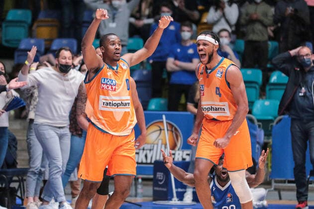 Christon Semaj,(Ratiopharm Ulm, 0), Blossomgame Jaron,(Ratiopharm Ulm, 4),Cherry Will,(Fraport Skyliners, 29) , GER,Basketball, BBL, Fraport Skyliners gegen Ratiopharm Ulm,25.03.2022 Frankfurt Copyright: xEibner-Pressefoto UlrichxScherbax EP_usm