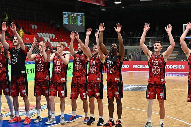 Javon Baumann von Phoenix Hagen und Chris Frazier von den Wiha Panthers zeigen guten Sportsgeist und helfen Phoenix Hagen-Spieler Shawn Occeus vom Boden auf. Phoenix Hagen vs Wiha Panthers, 2 Bundesliga, 2022 Saison, MIttwoch 23.02.2022 Hagen Copyright: xEibner-Pressfoto xAaronxBowserx Wiha_ABR